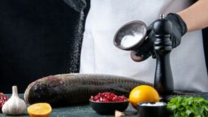 طريقة عمل صينية سمك بالفرن طعمه روعة بالصور