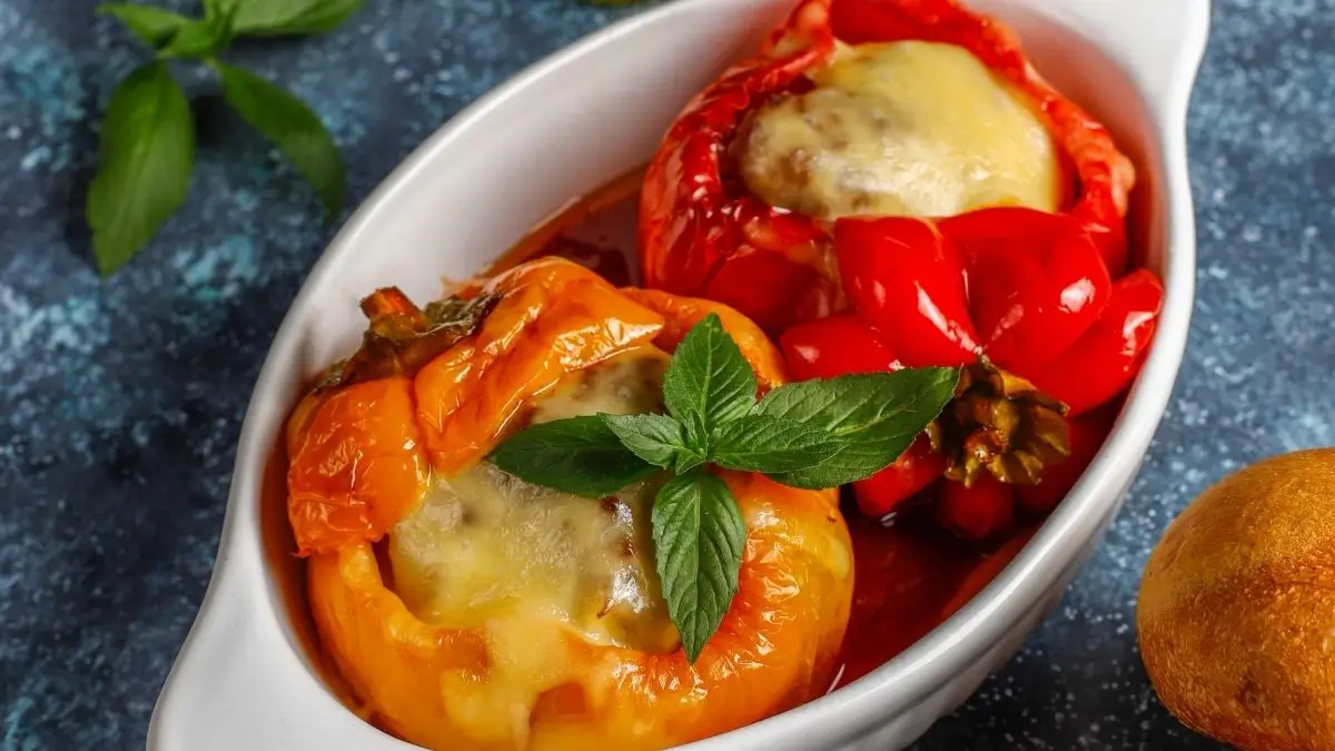 فلفل محشي باللحم المفروم والجبن في الفرن